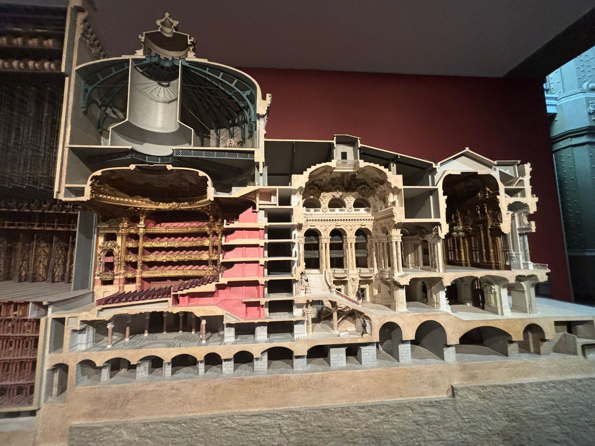 巴黎歌剧院的剖面图